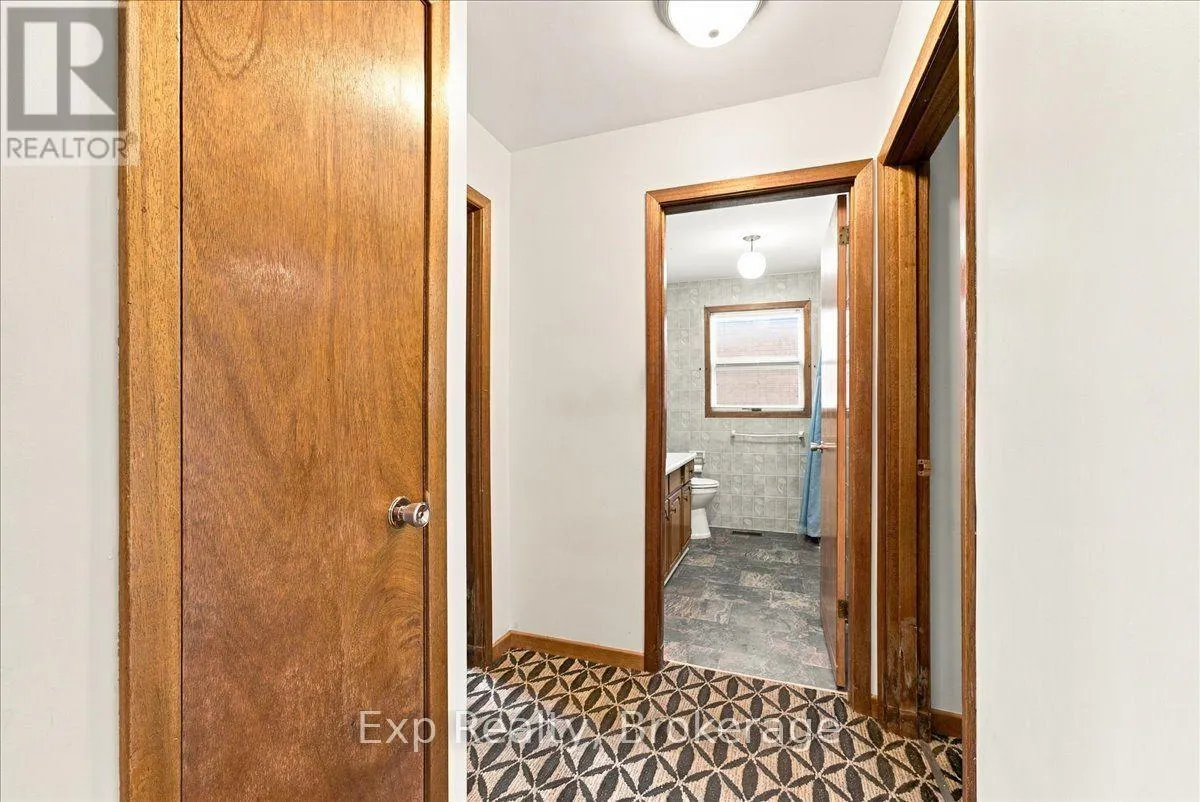 863 WEDGEWOOD COURT