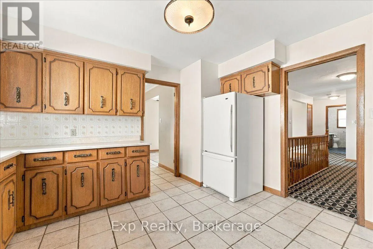 863 WEDGEWOOD COURT
