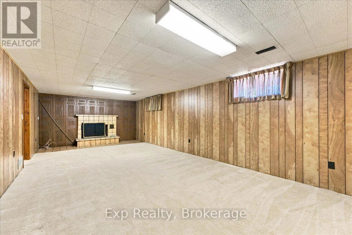 863 WEDGEWOOD COURT