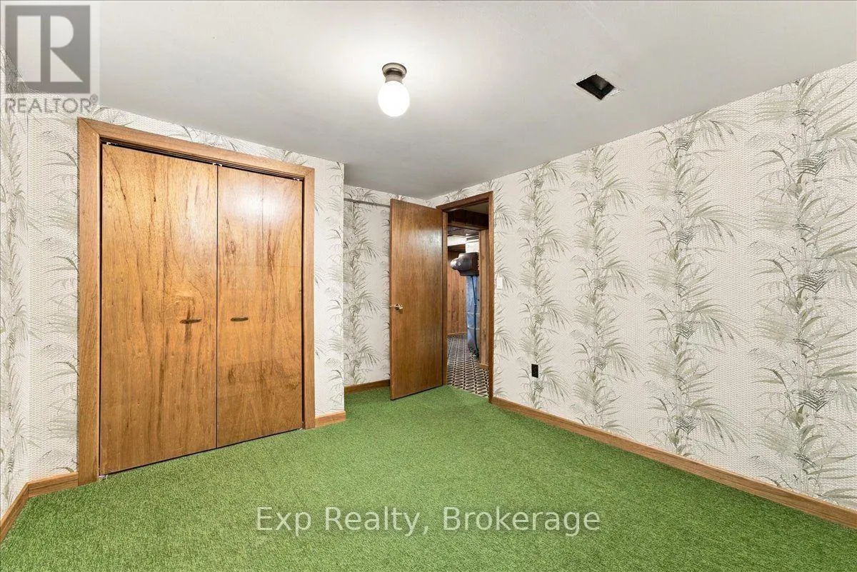 863 WEDGEWOOD COURT