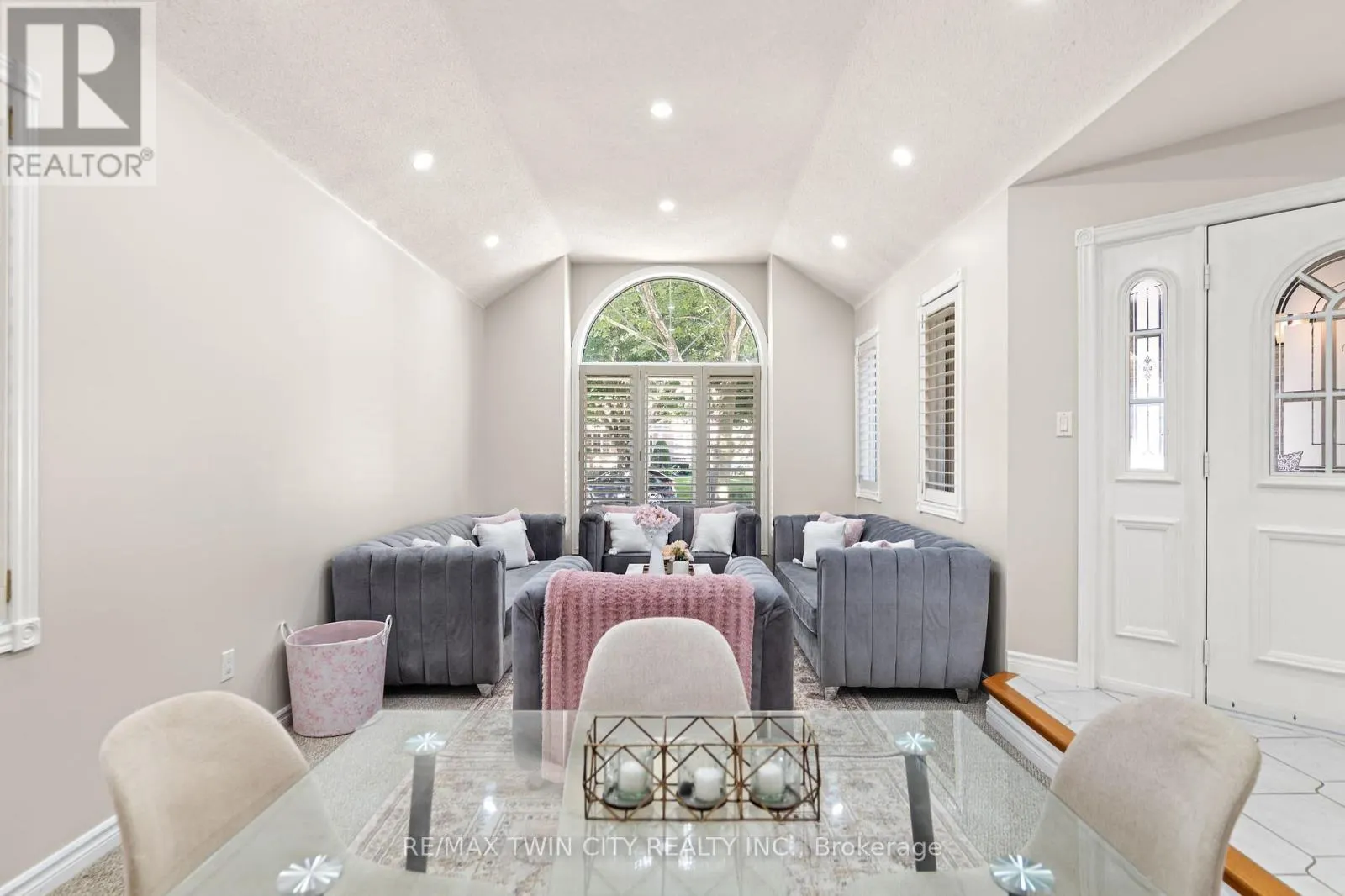 648 BAYHAMPTON CRESCENT