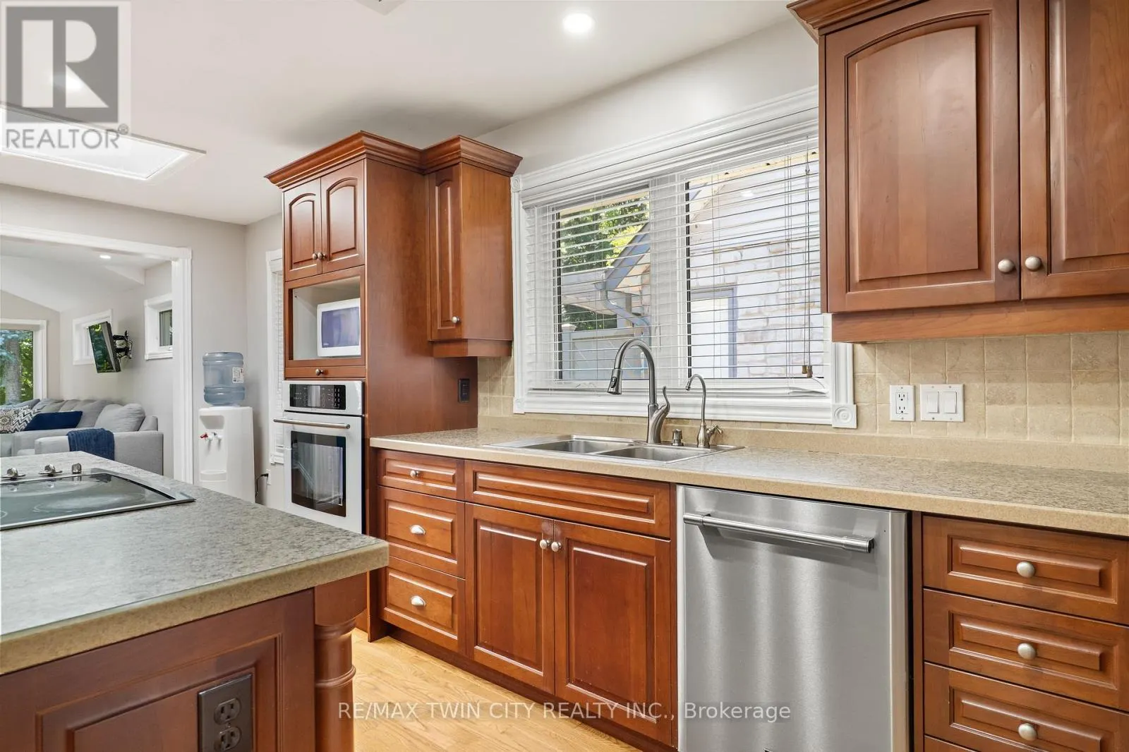 648 BAYHAMPTON CRESCENT
