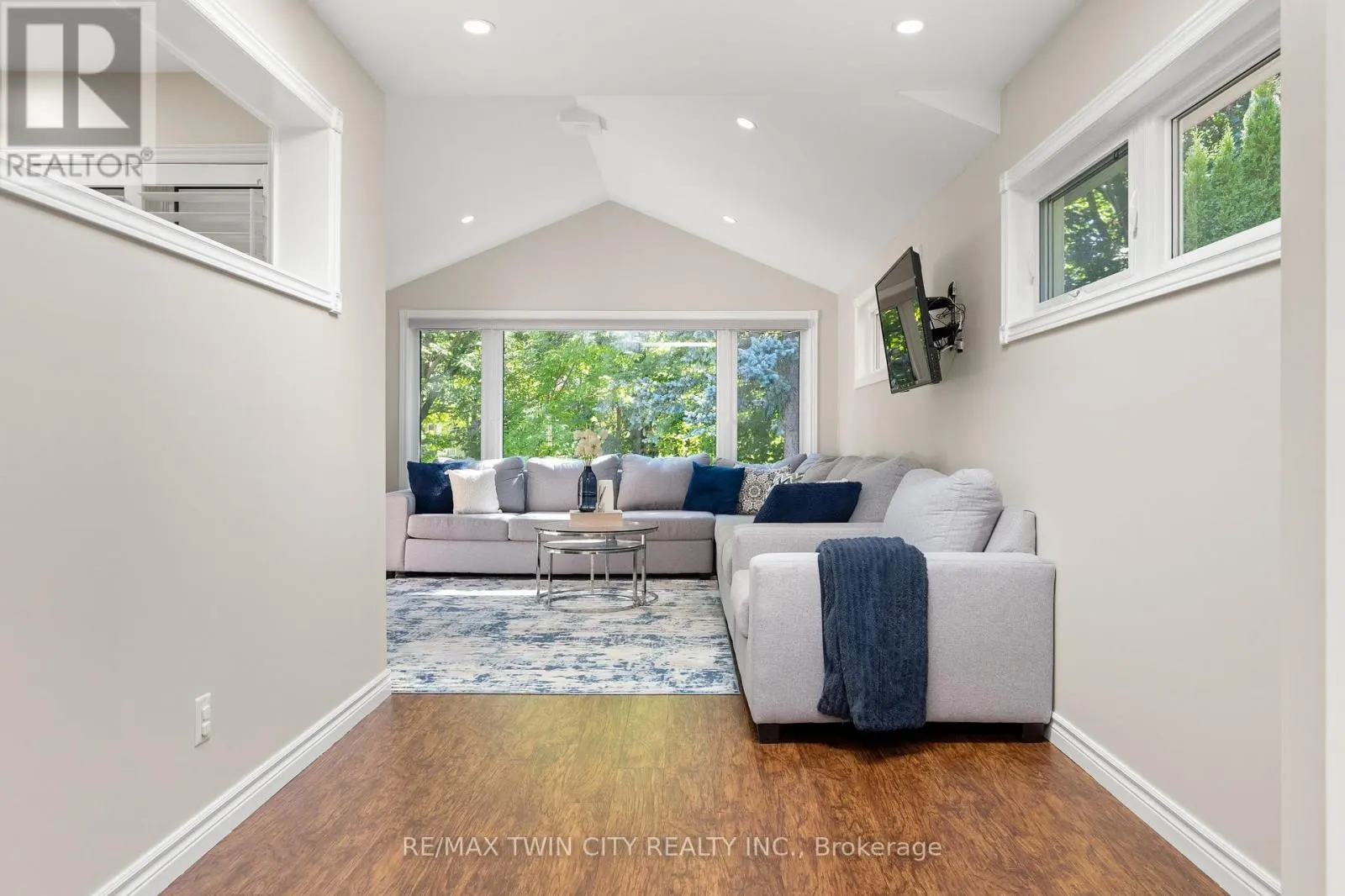 648 BAYHAMPTON CRESCENT