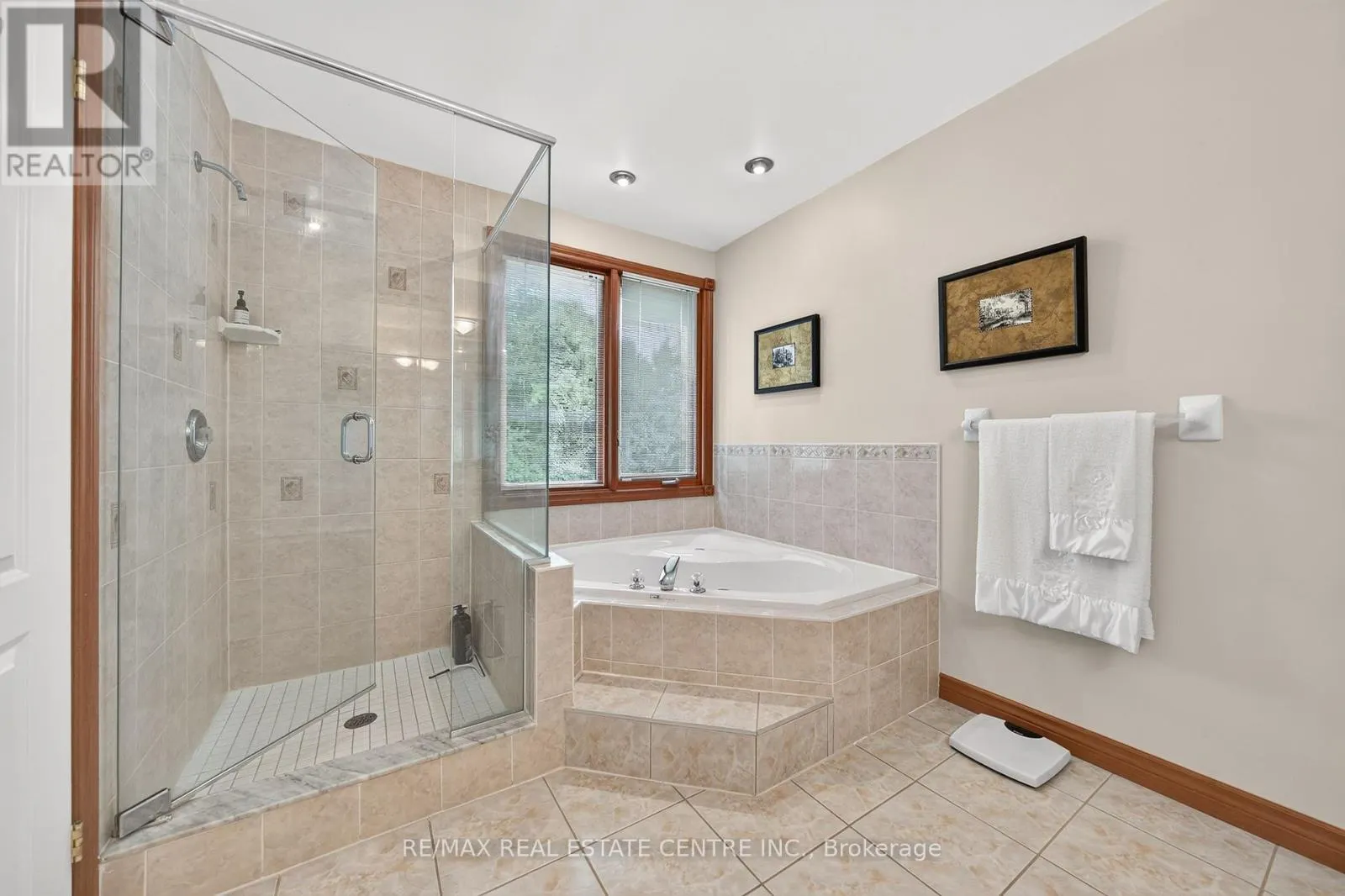 52 ARCHWOOD CRESCENT