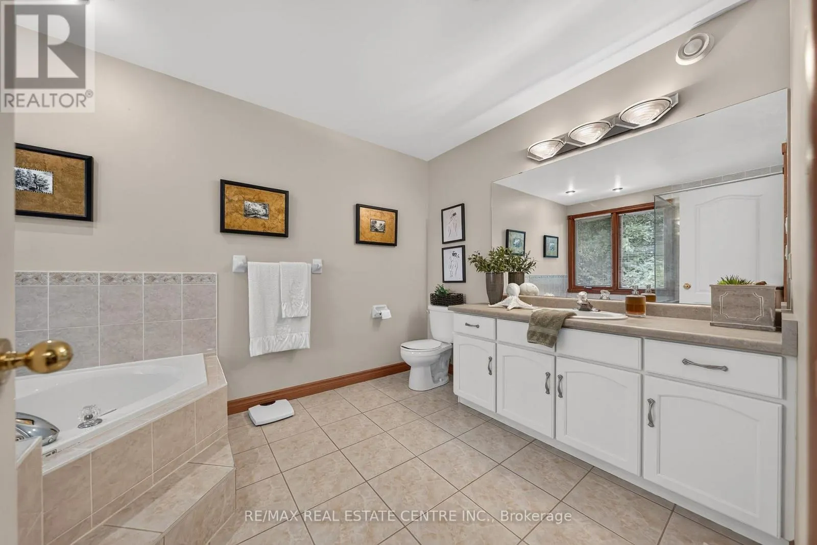 52 ARCHWOOD CRESCENT