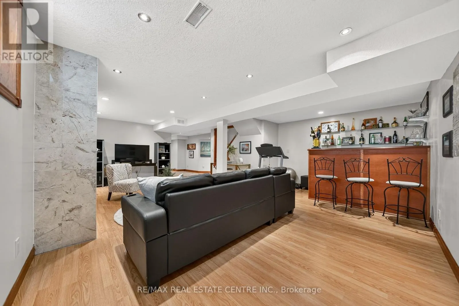 52 ARCHWOOD CRESCENT