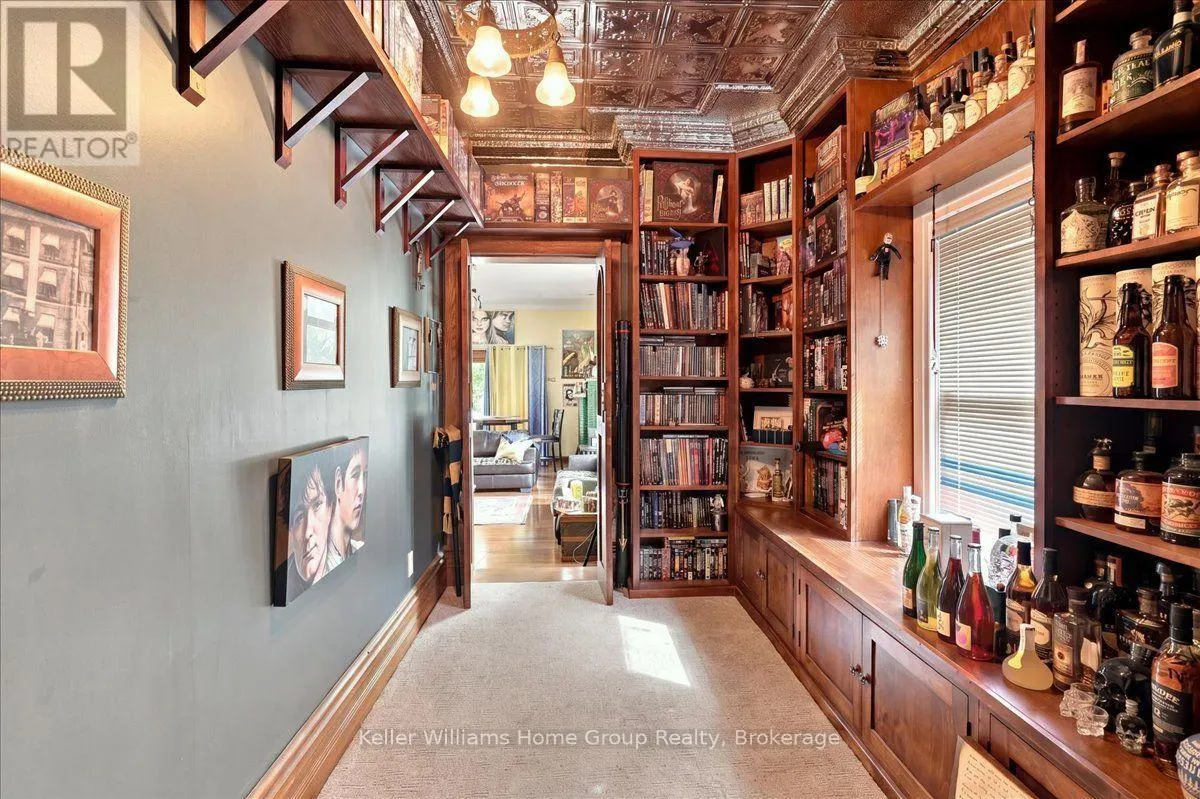 401 LAUREL STREET
