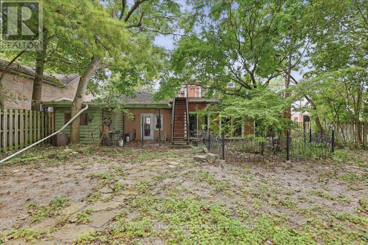 401 LAUREL STREET
