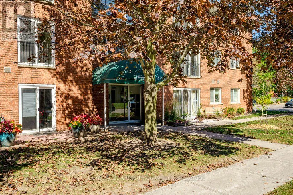 302 - 136 WARE STREET #302