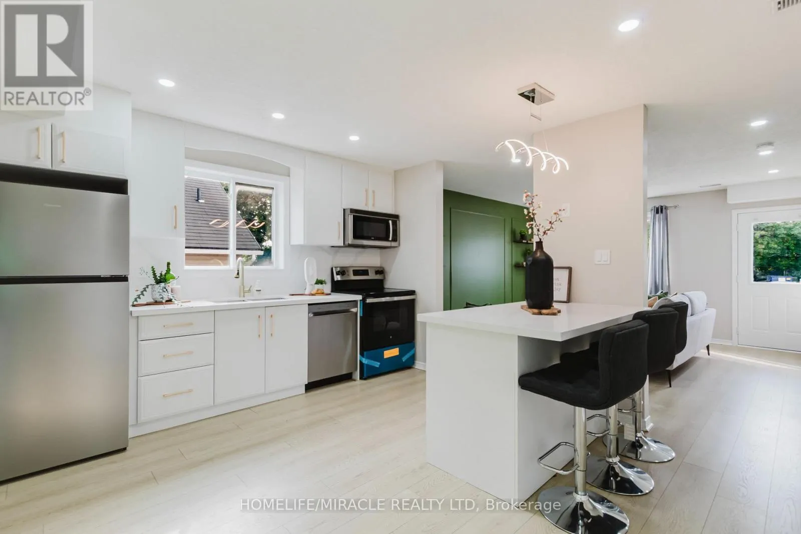67A UPPER - 67 KINZIE AVENUE