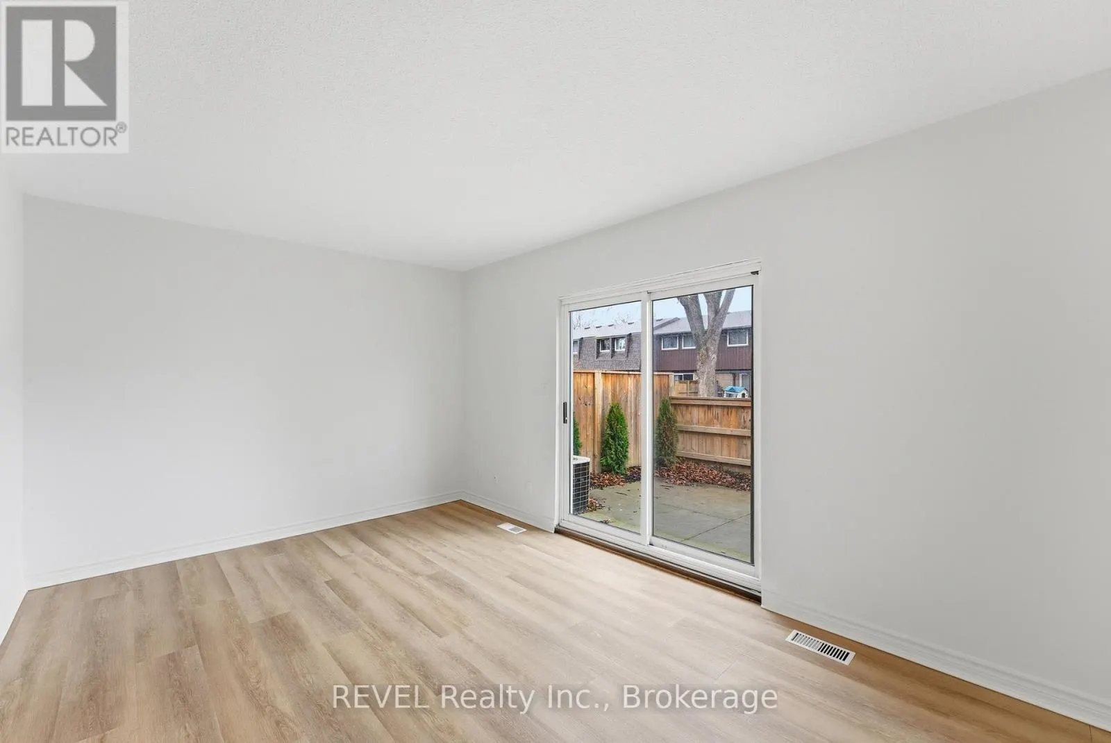 15 - 151 LINWELL ROAD #15