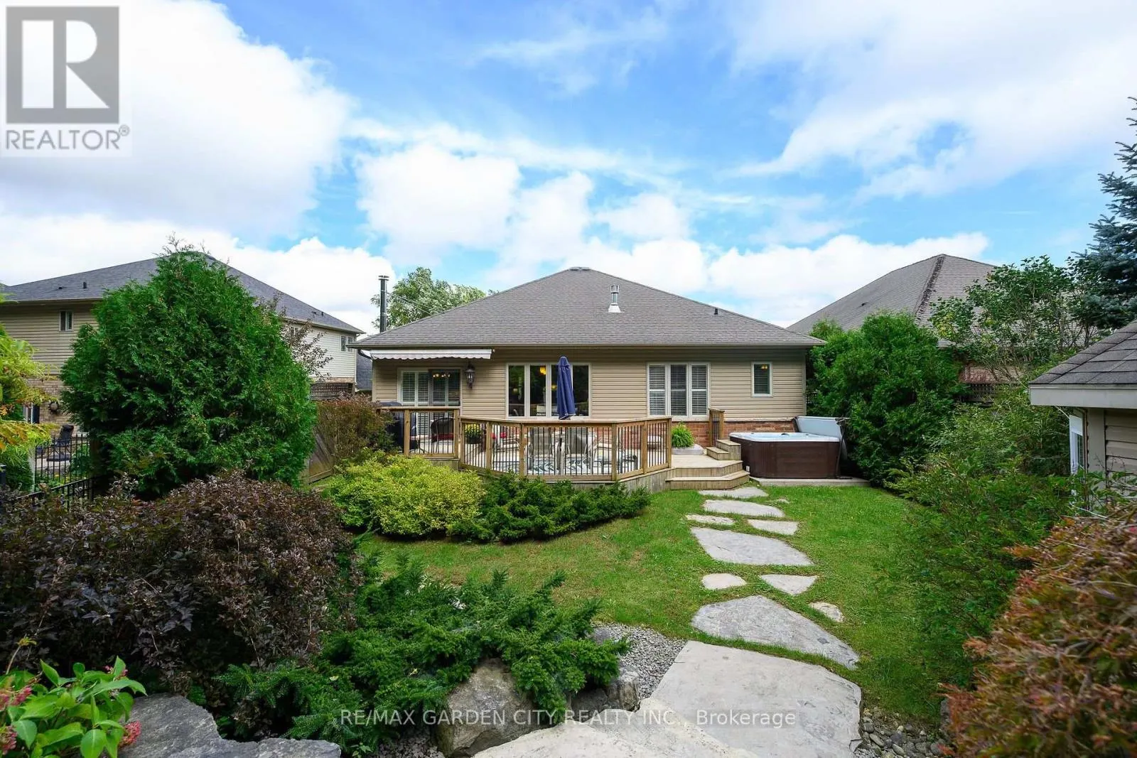 18 HEATHCOTE COURT