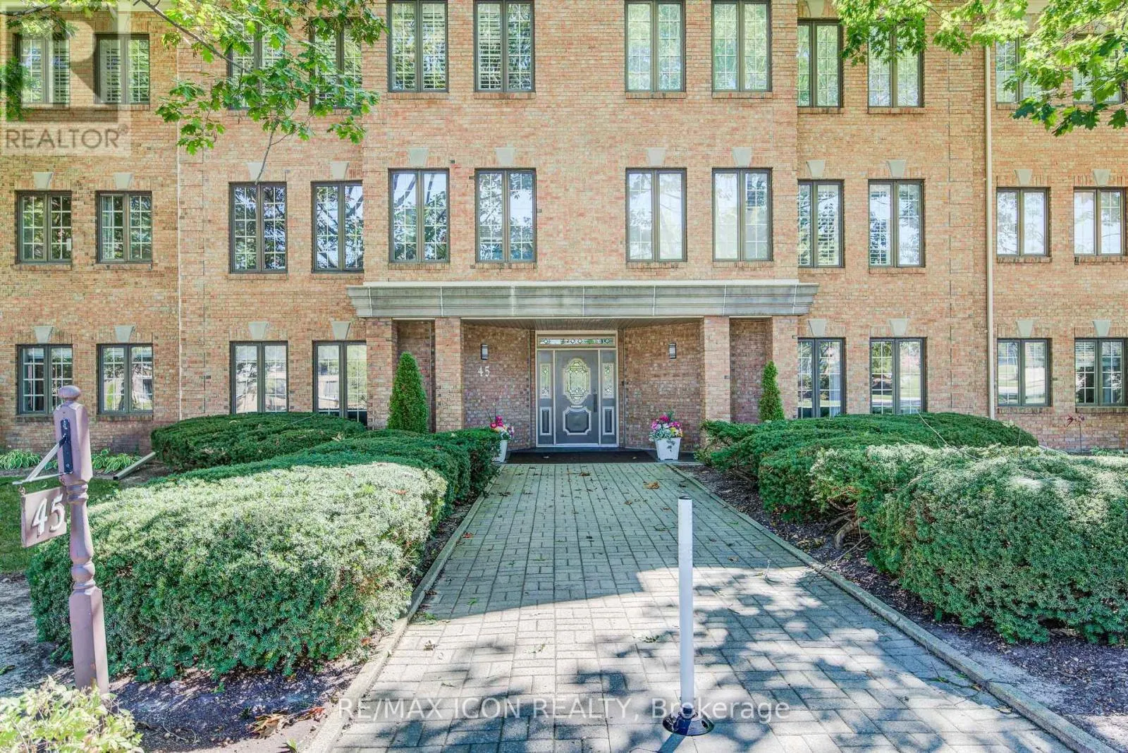 32 - 45 BLUE SPRINGS DRIVE