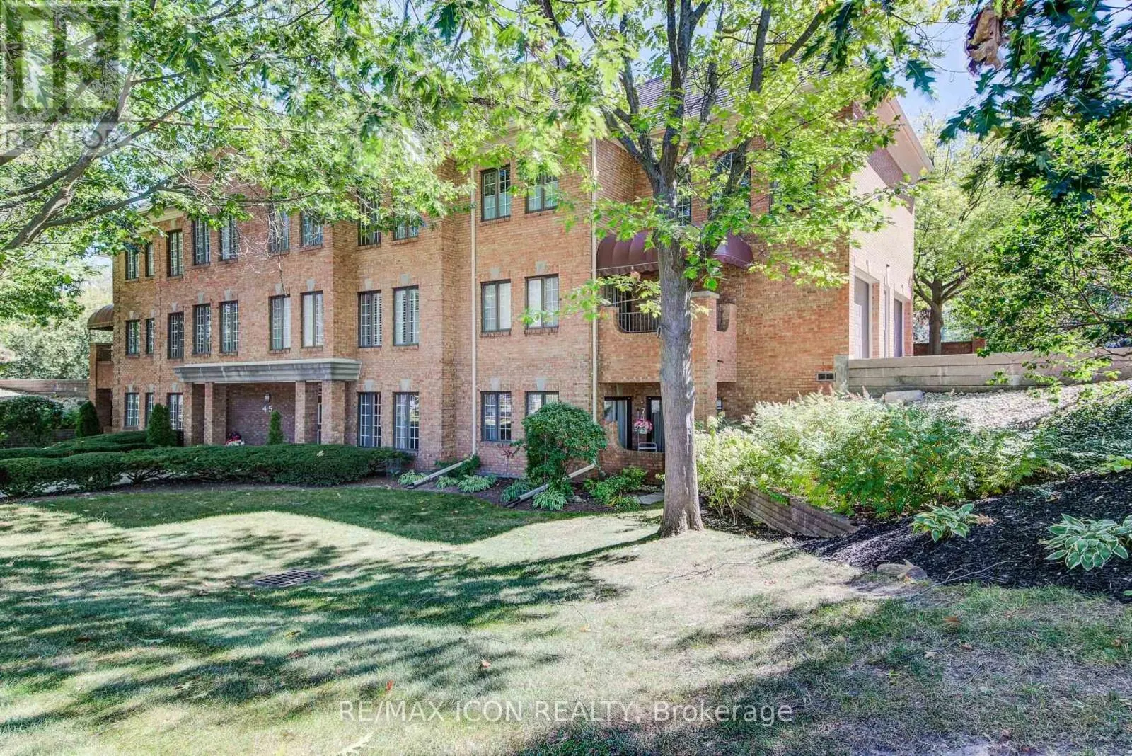 32 - 45 BLUE SPRINGS DRIVE