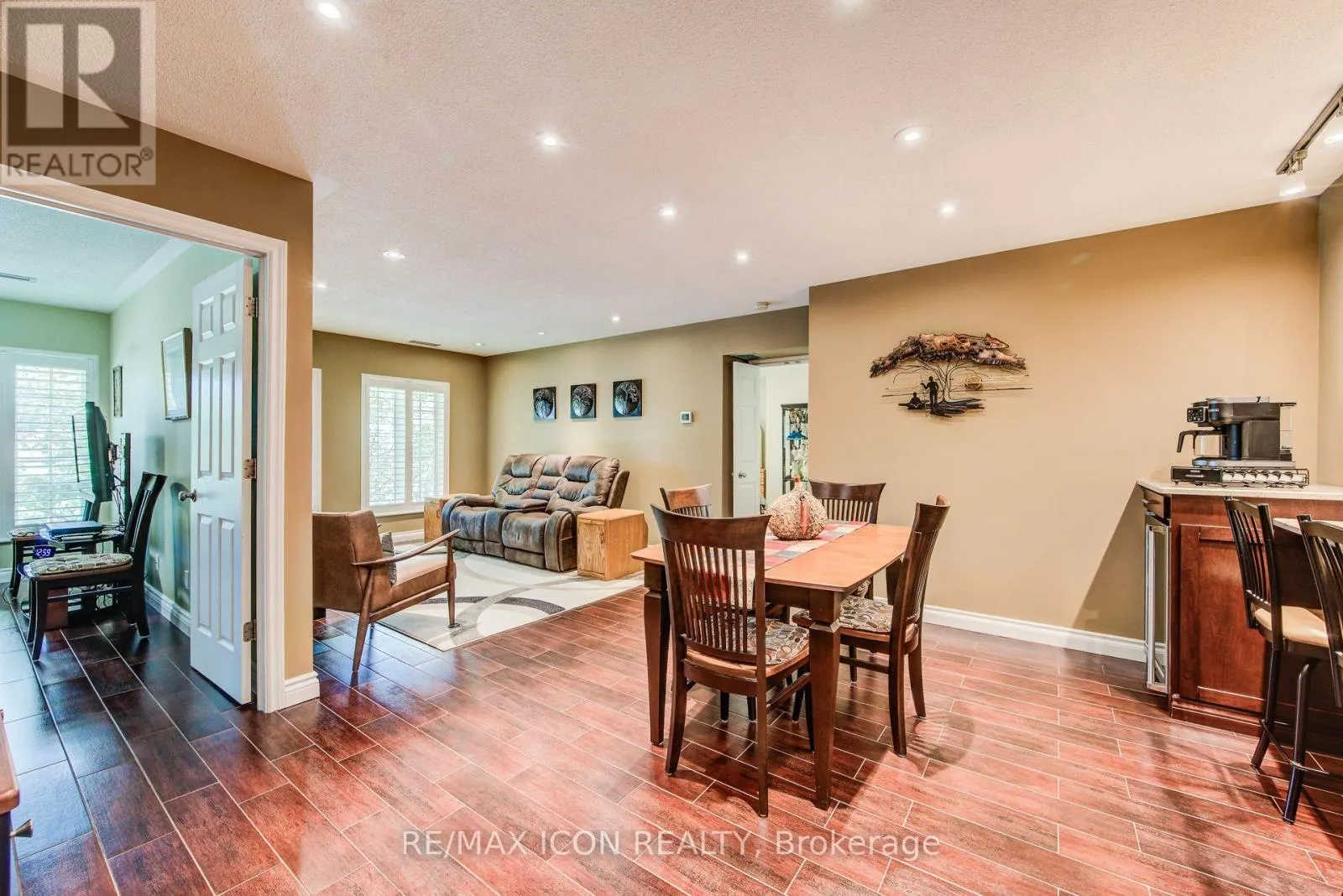 32 - 45 BLUE SPRINGS DRIVE