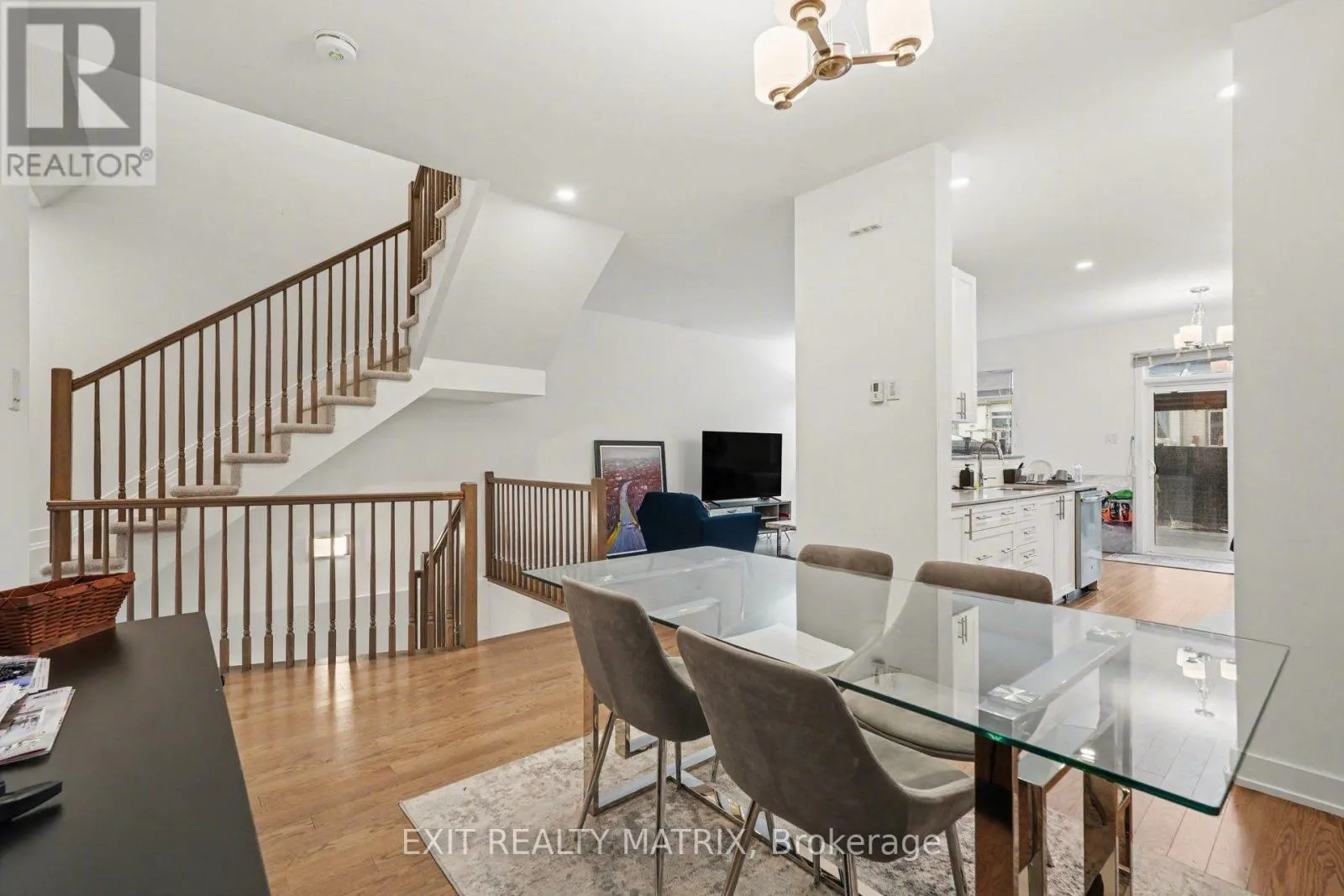 656 PUTNEY CRESCENT