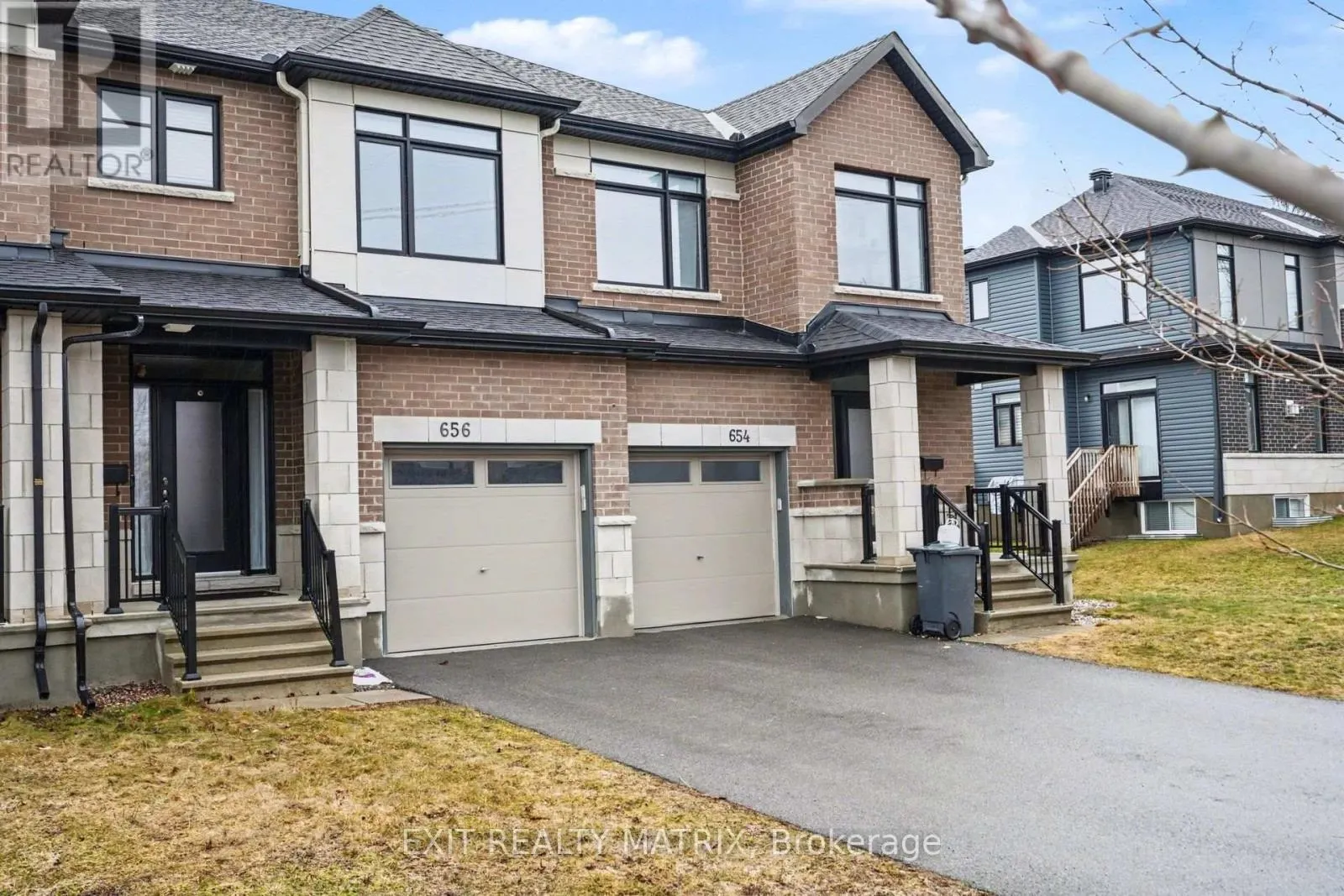 656 PUTNEY CRESCENT