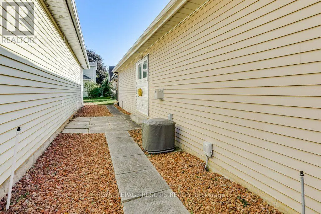 71 EDWIN CRESCENT