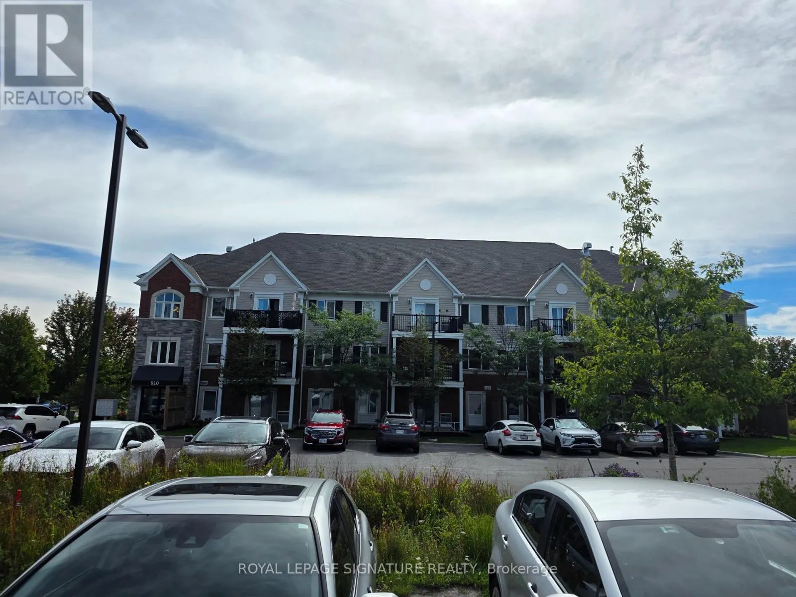 102 - 910 WENTWORTH STREET