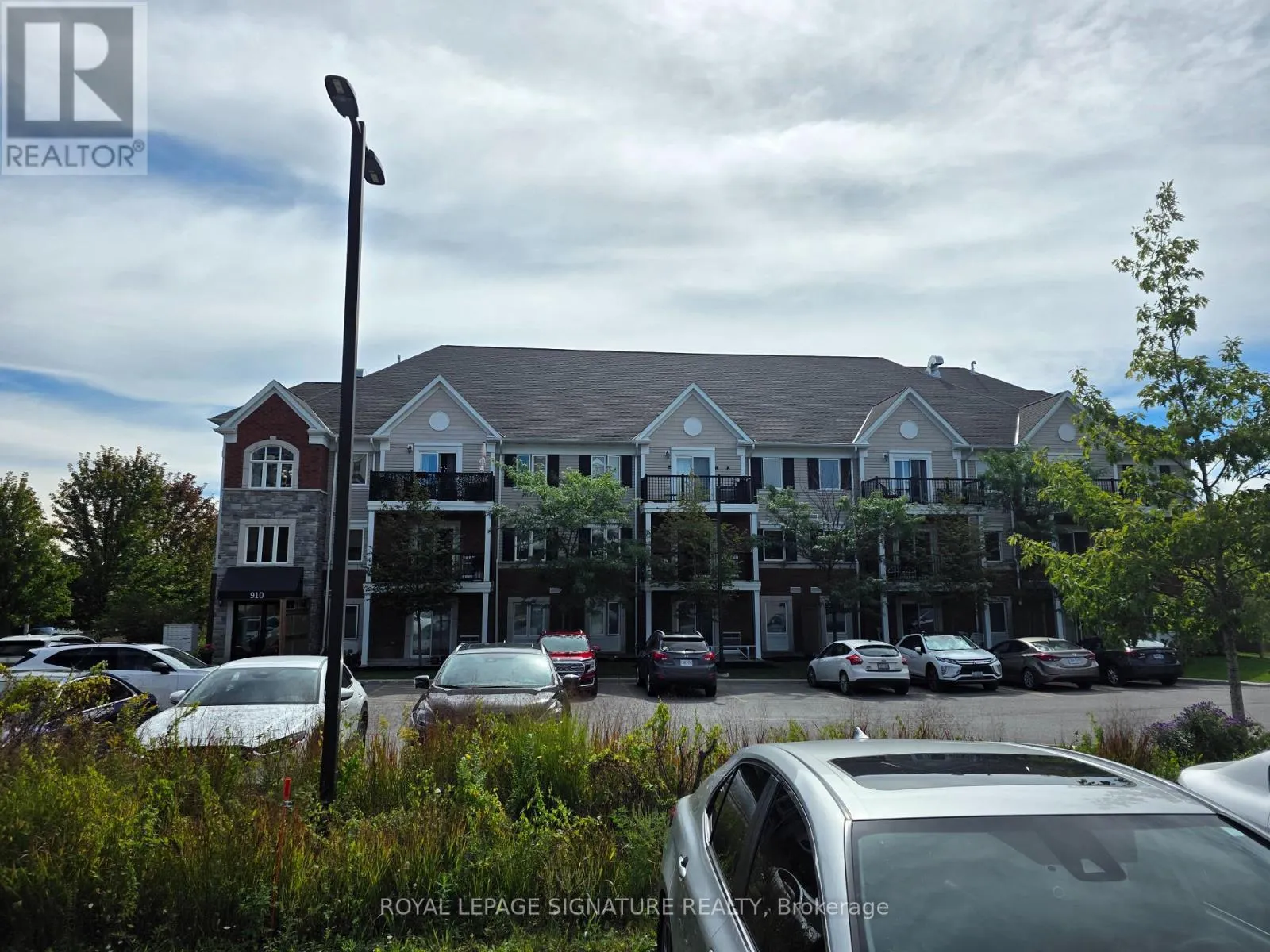 102 - 910 WENTWORTH STREET