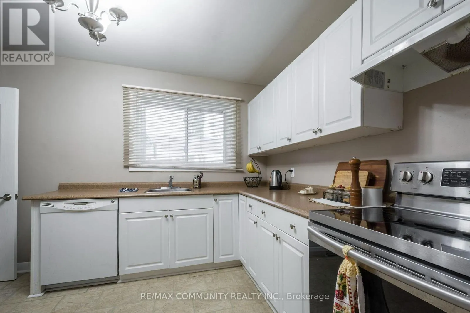 MAIN FLOOR - 69 ELIZABETH CRESCENT