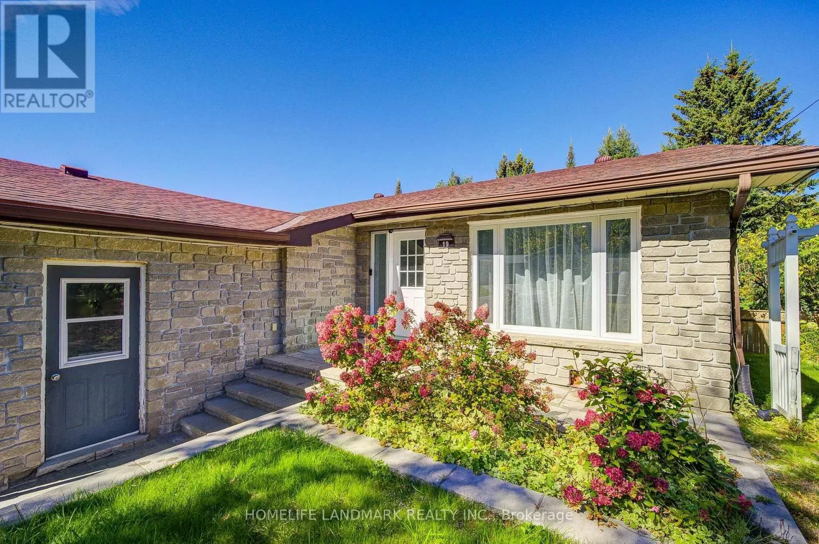 19 SOUTHDALE DRIVE
