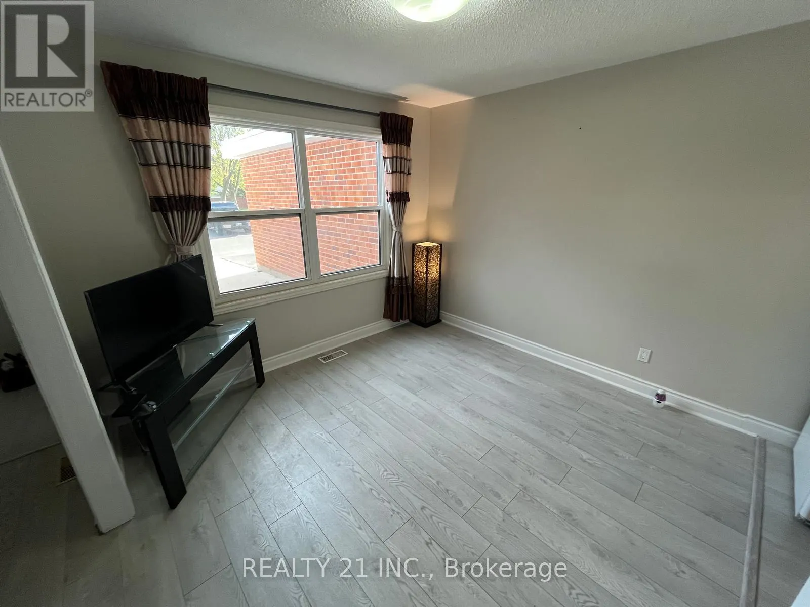 2 - 405 KEATS WAY