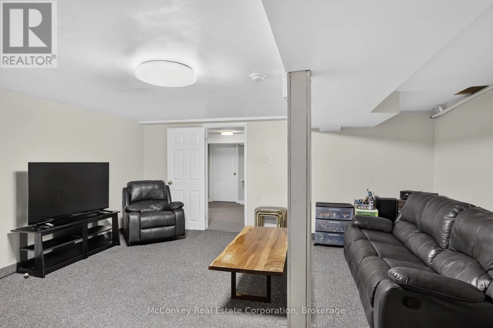 1817 PARKWOOD CIRCLE