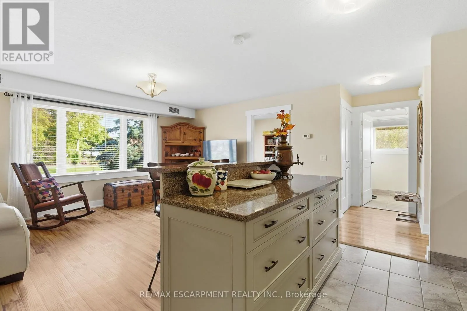 302 - 111 SMITS COVE