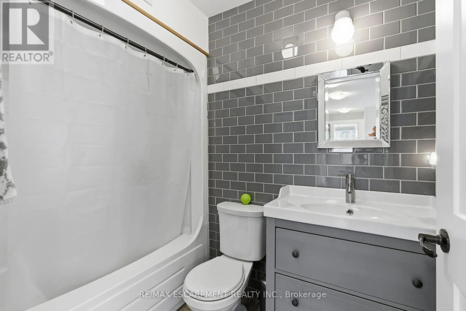 302 - 111 SMITS COVE