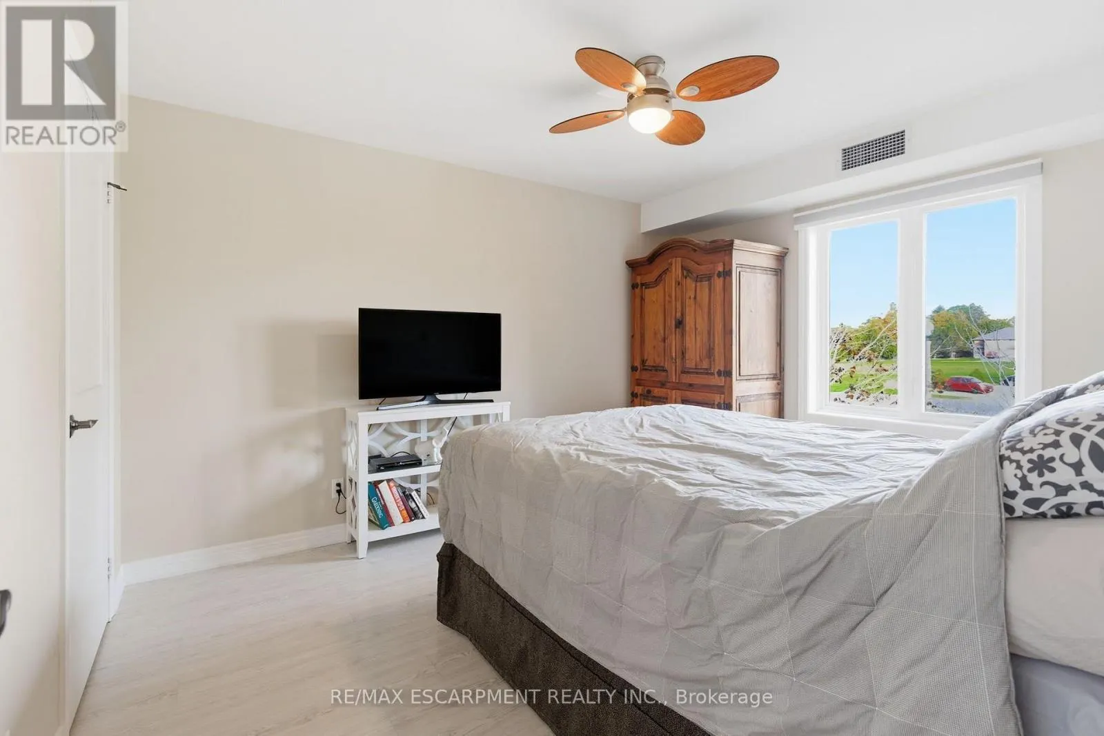 302 - 111 SMITS COVE