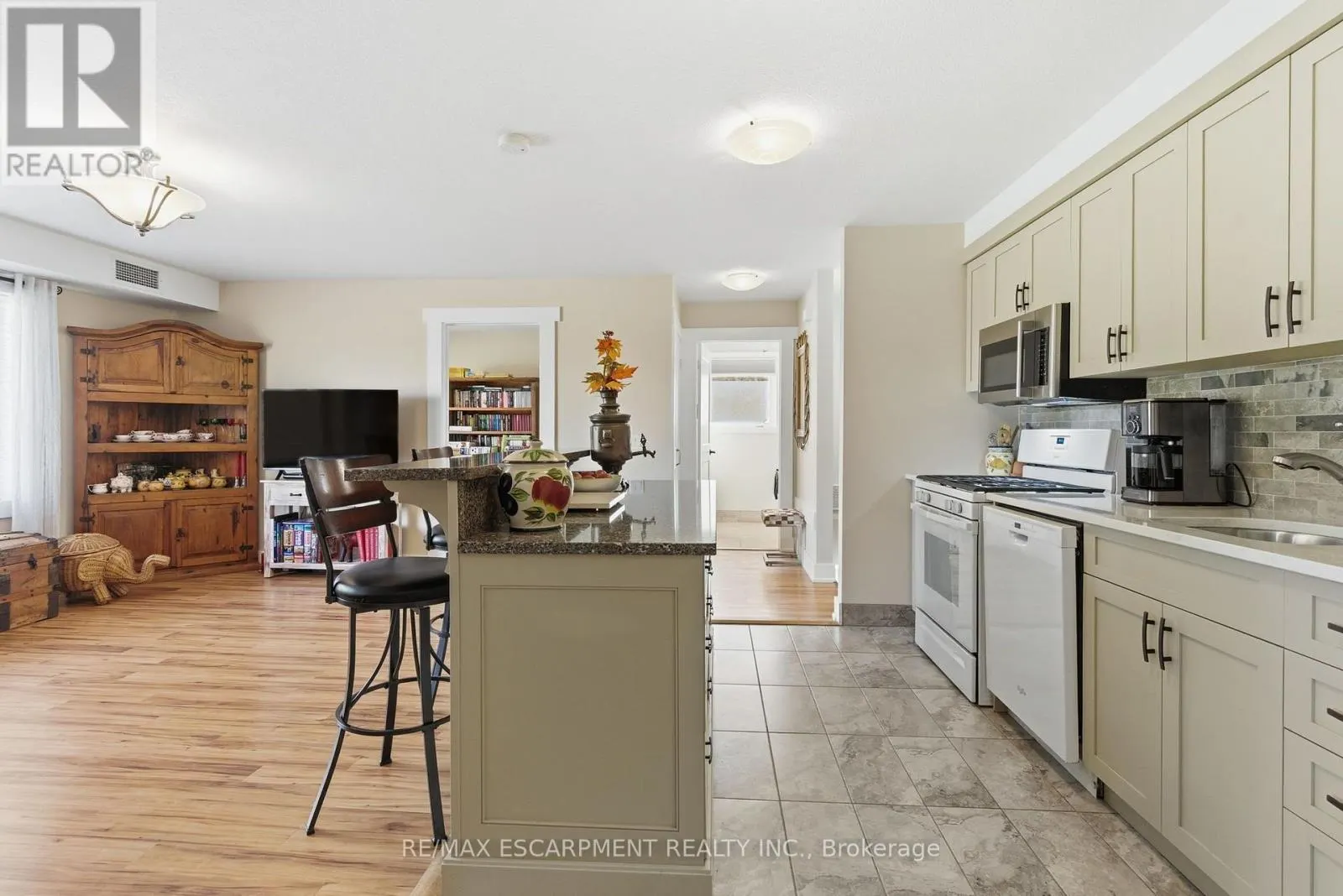 302 - 111 SMITS COVE