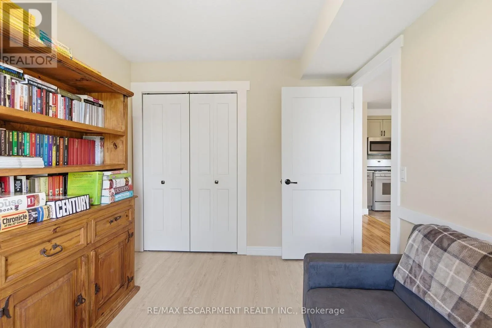 302 - 111 SMITS COVE