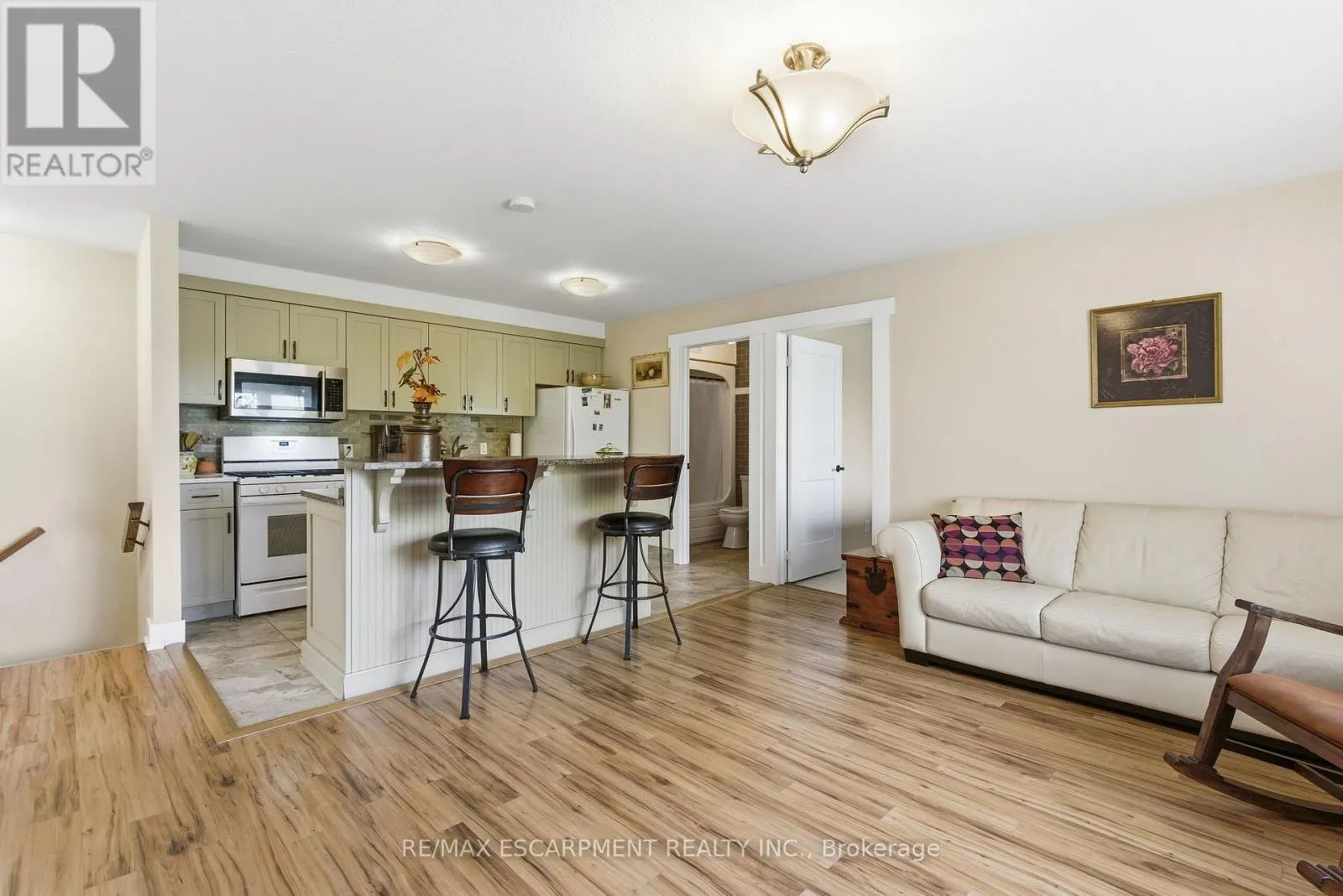 302 - 111 SMITS COVE