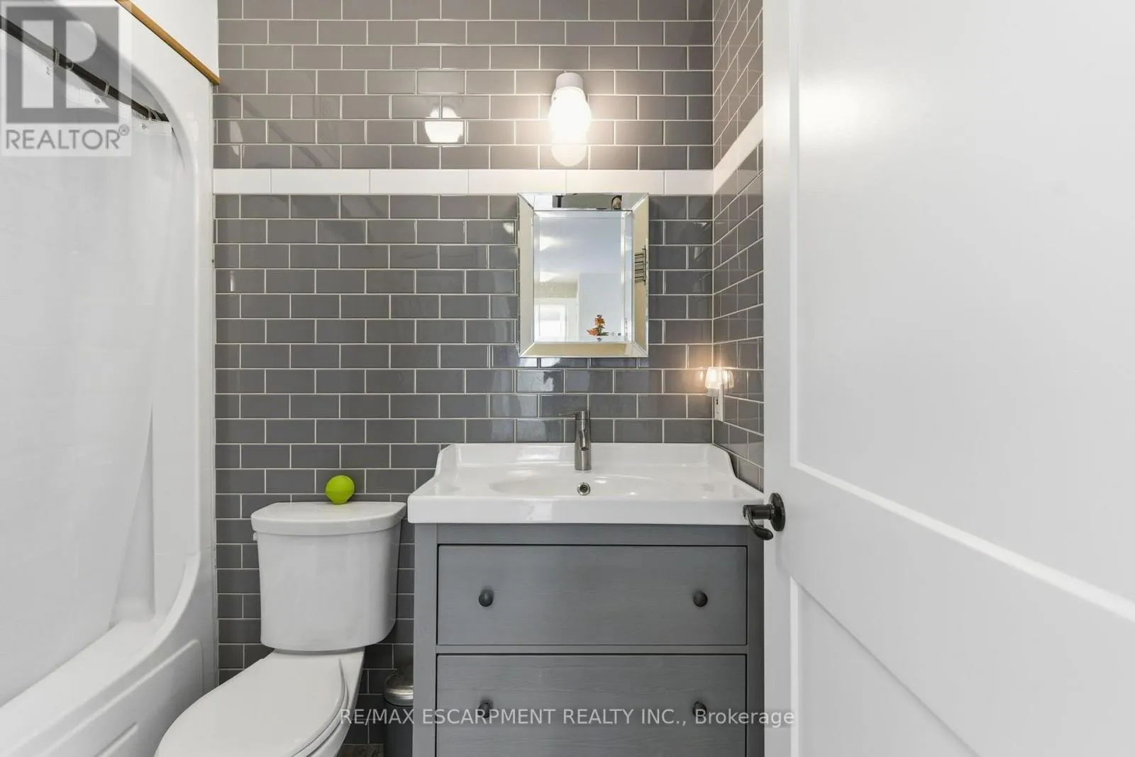 302 - 111 SMITS COVE