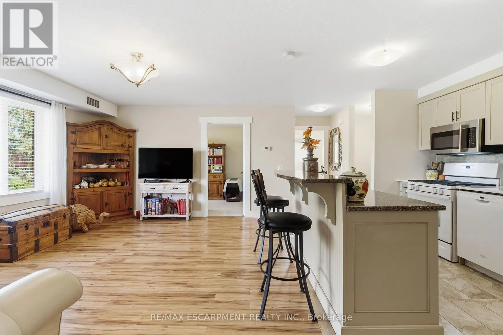 302 - 111 SMITS COVE