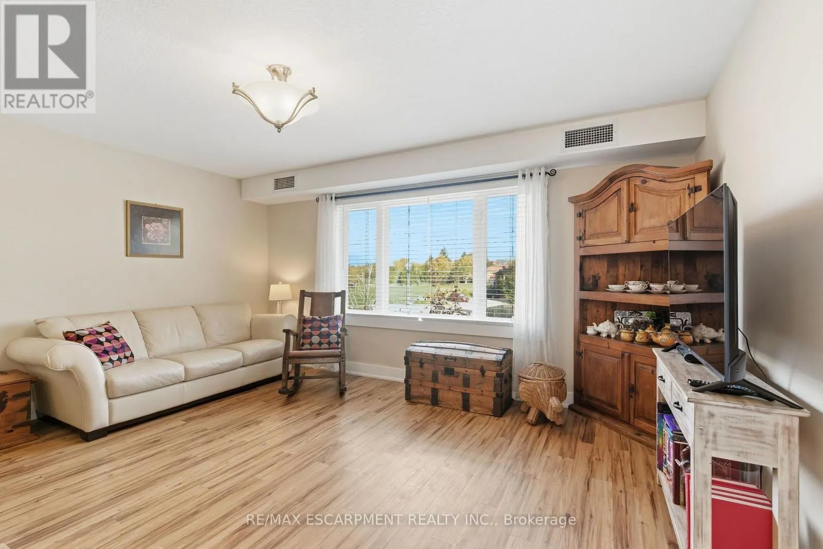 302 - 111 SMITS COVE