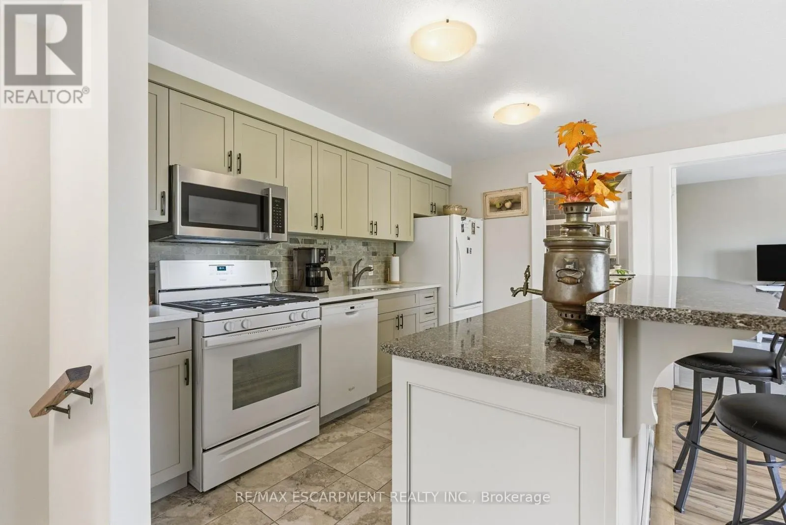 302 - 111 SMITS COVE
