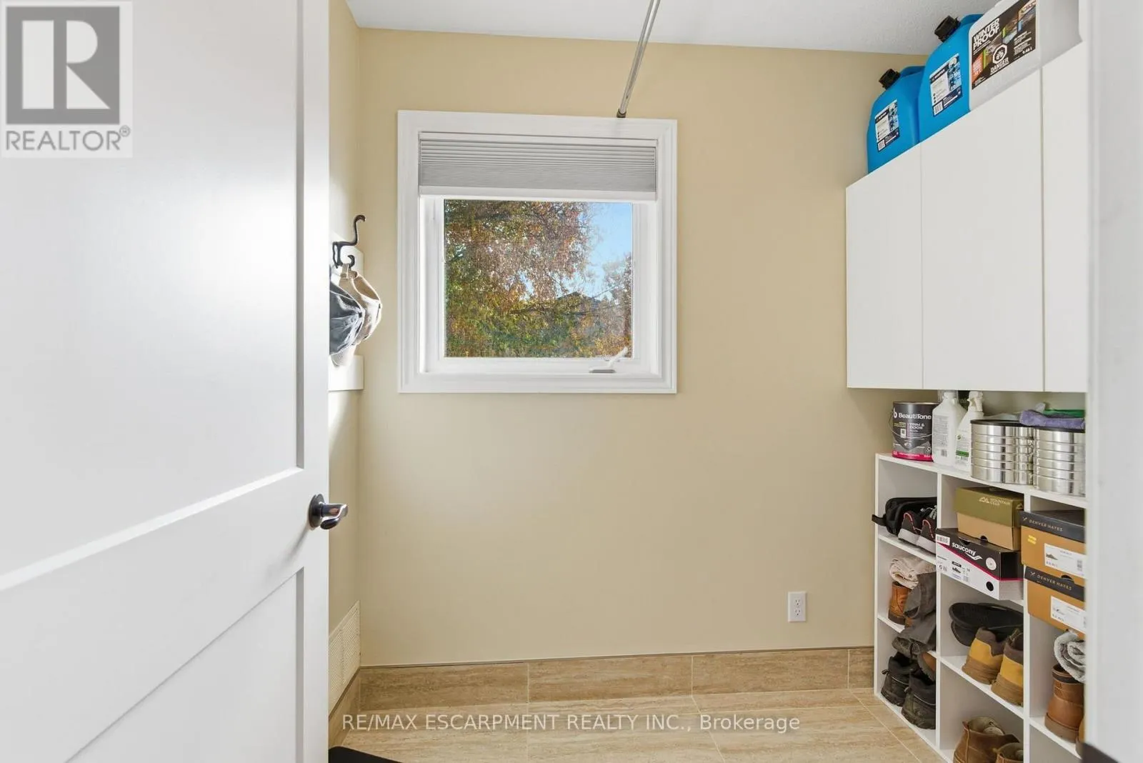 302 - 111 SMITS COVE