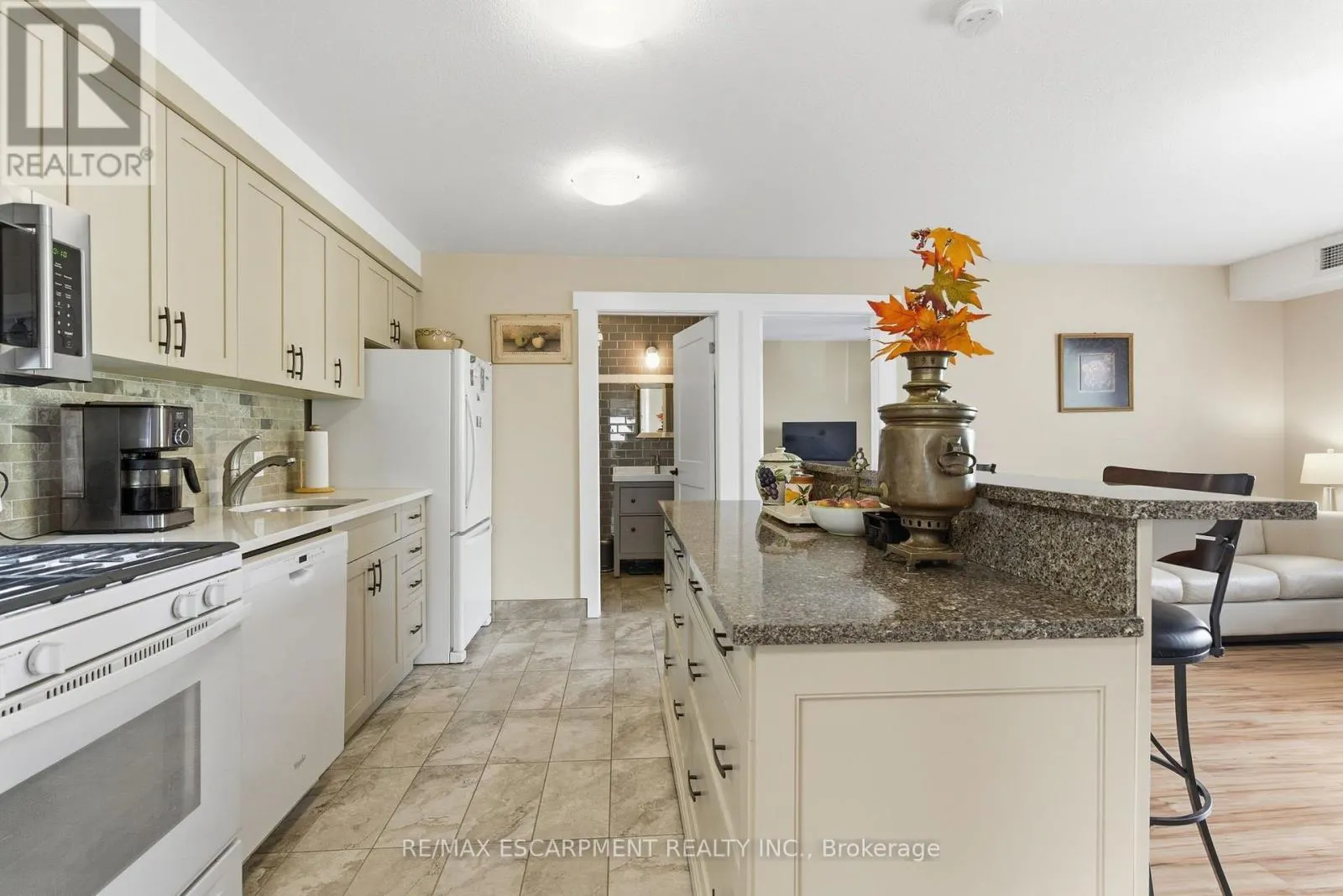 302 - 111 SMITS COVE