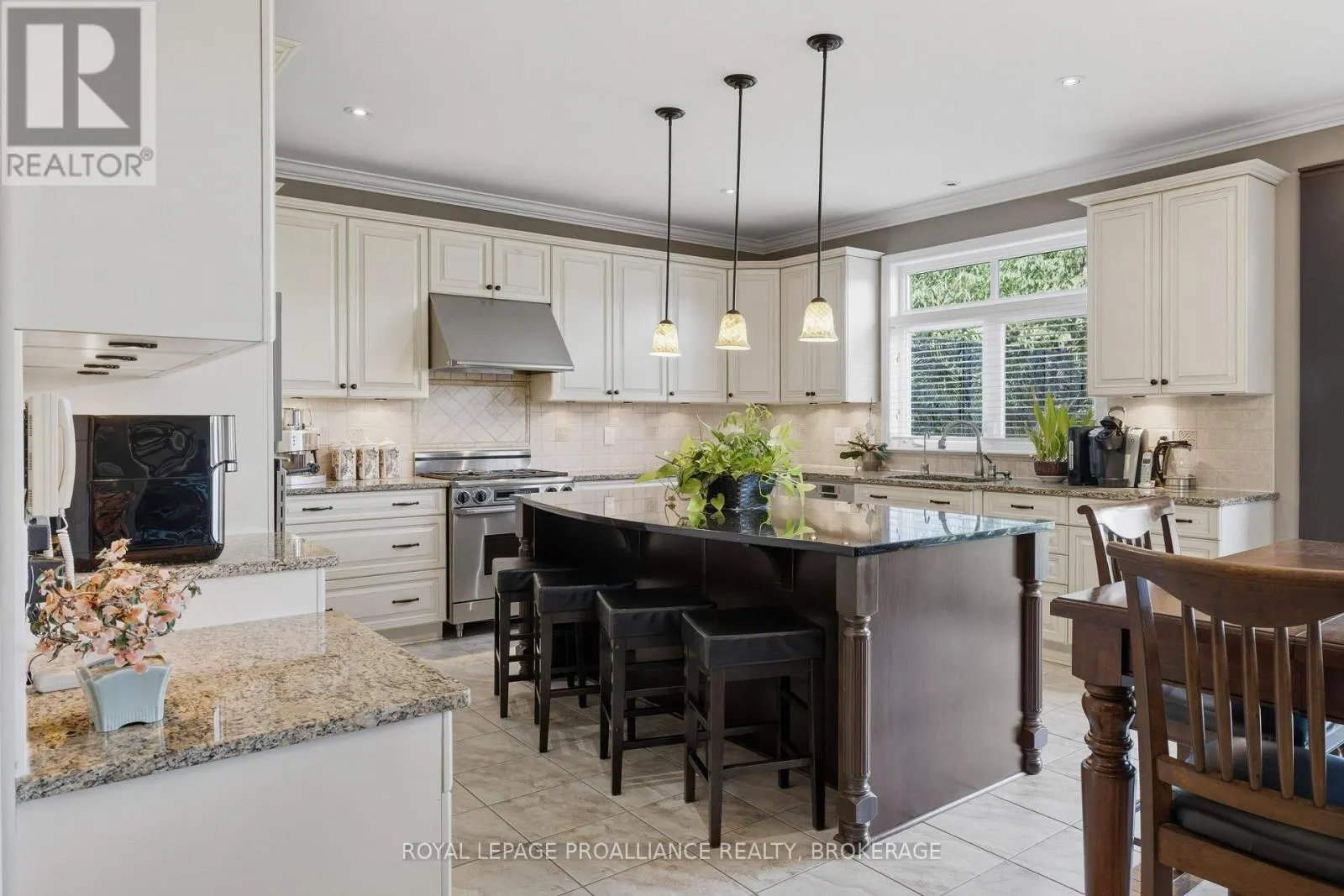 633 FIELDSTONE DRIVE