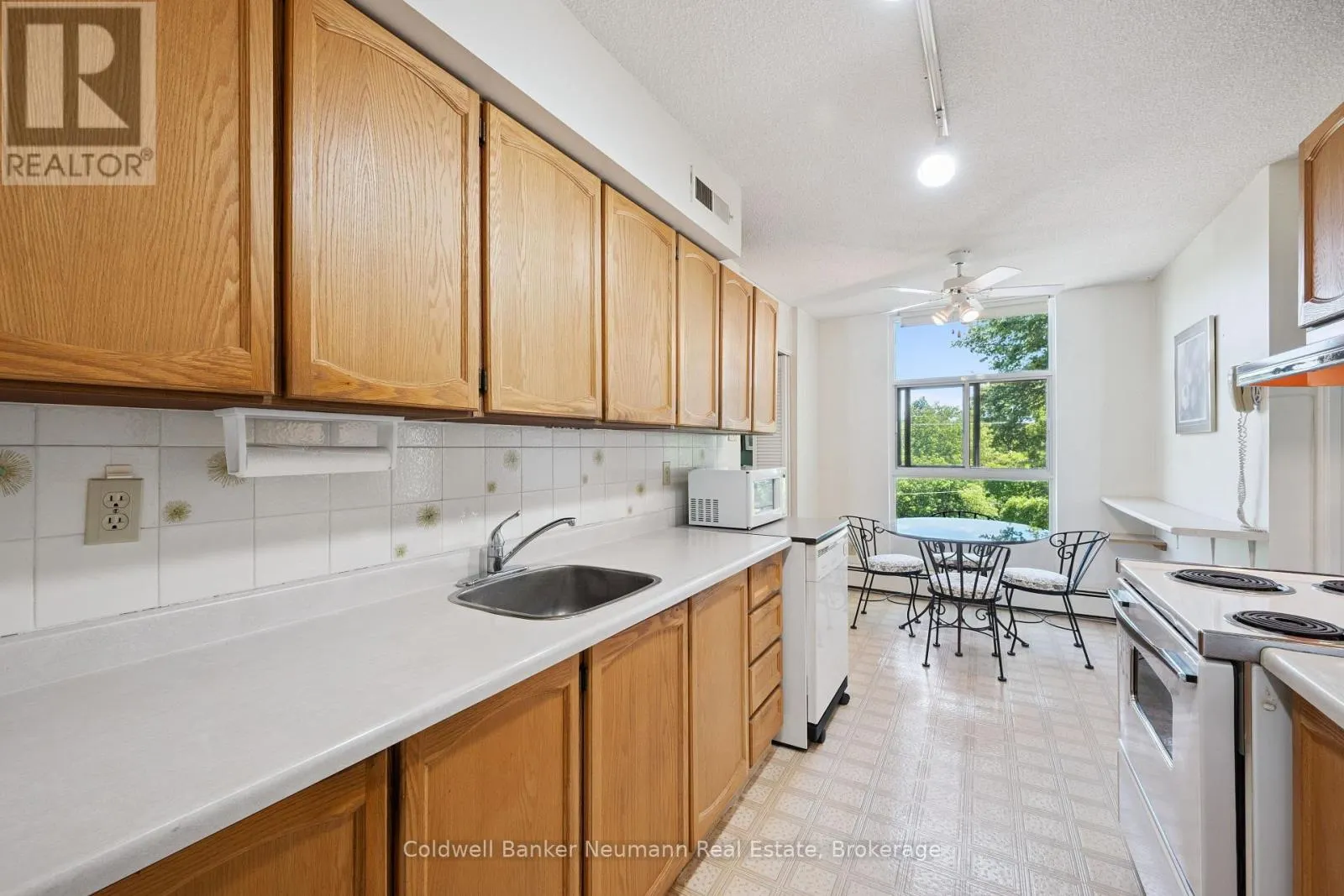 305 - 23 WOODLAWN ROAD E #305