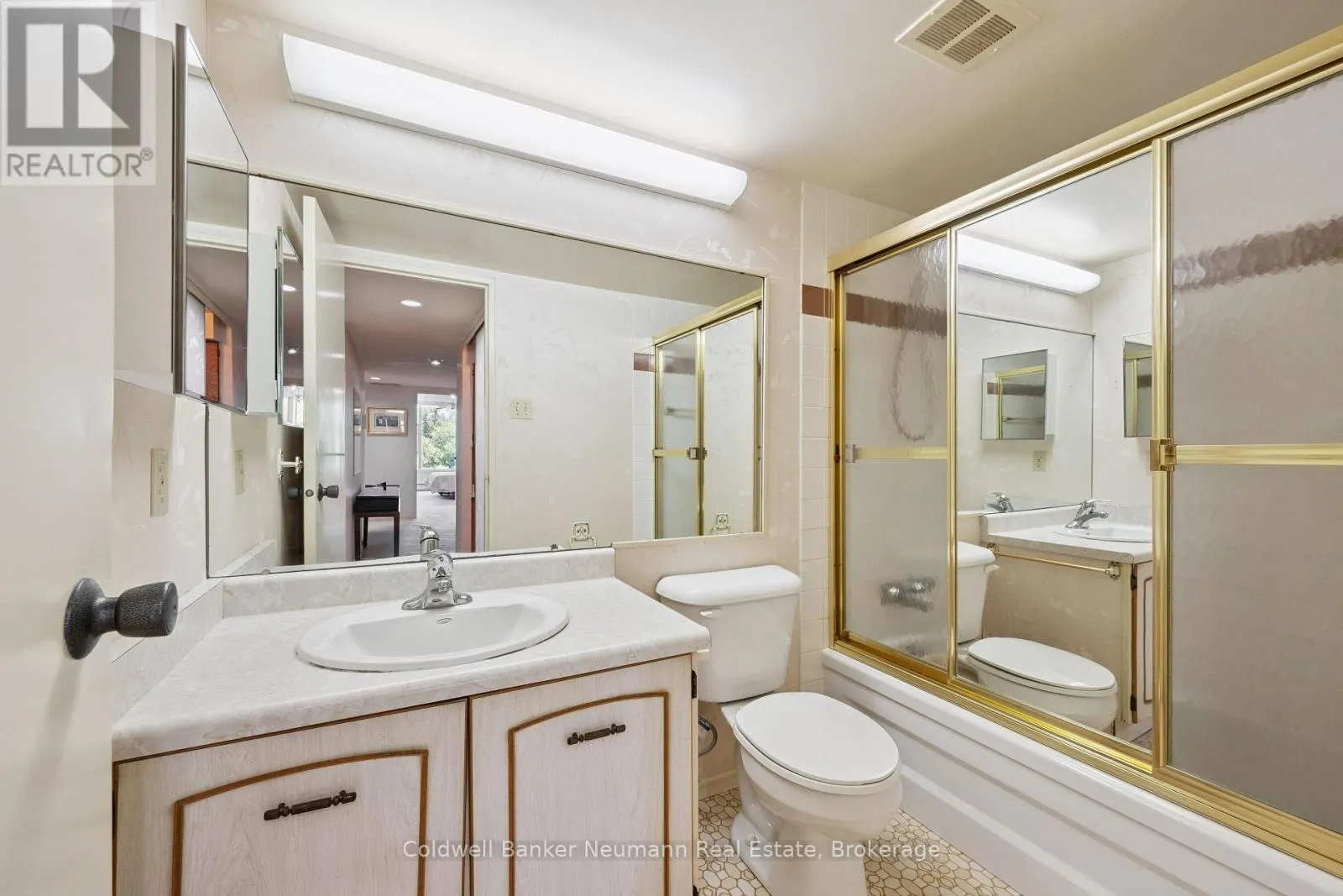 305 - 23 WOODLAWN ROAD E #305