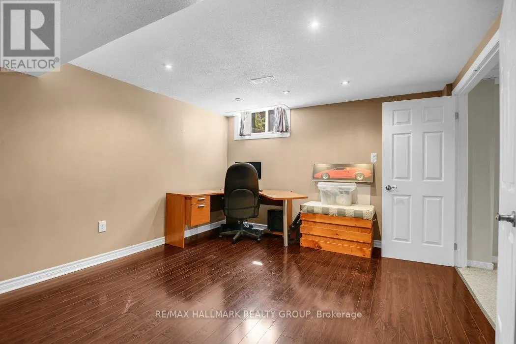 1687 ORFORD CRESCENT