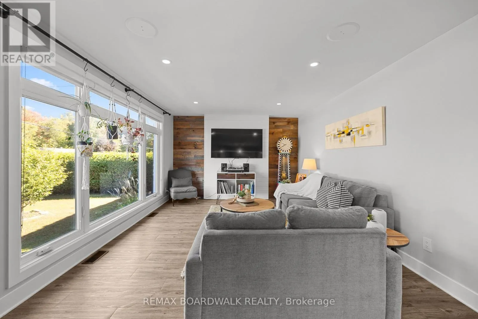 2187 DES PINS STREET