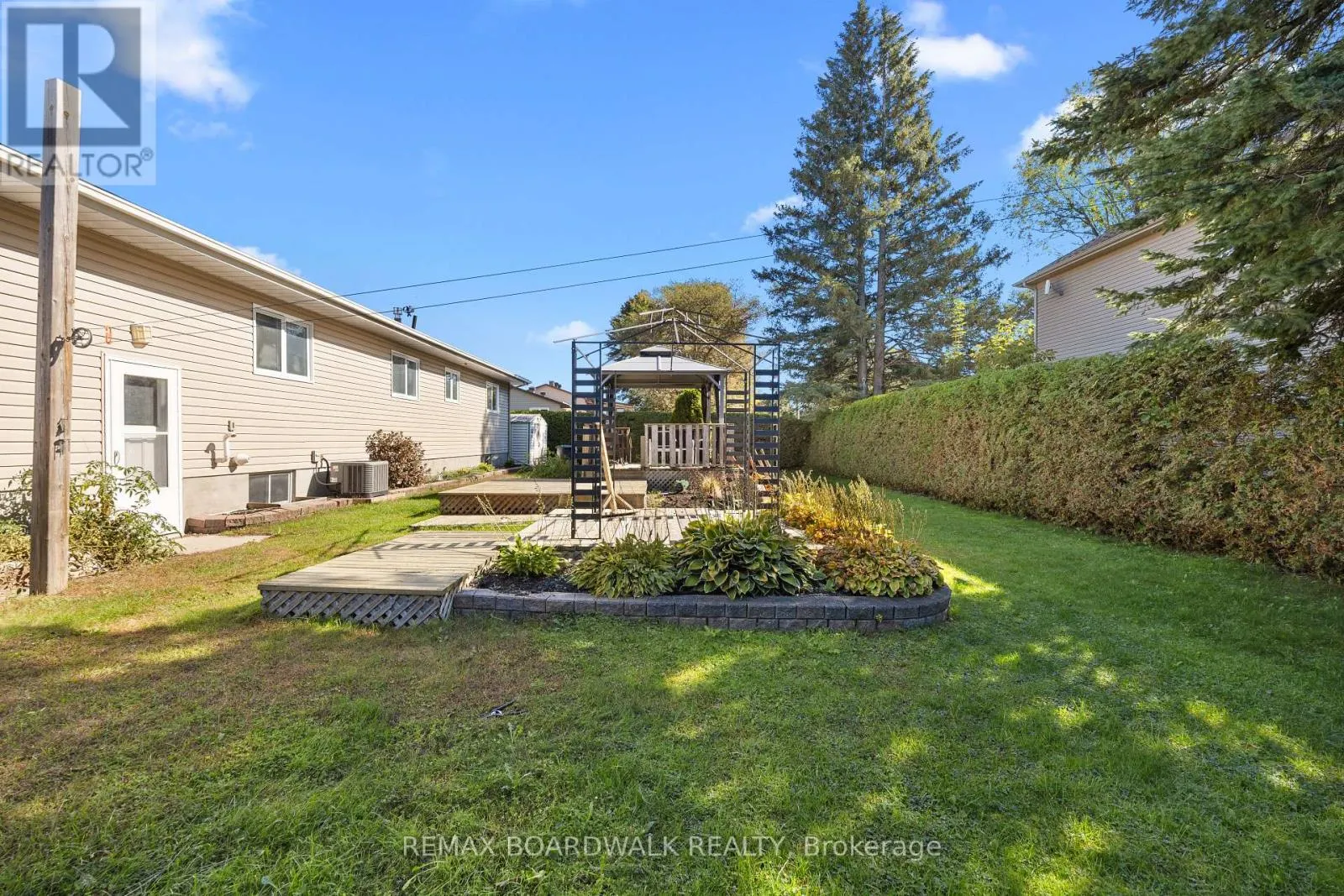 2187 DES PINS STREET