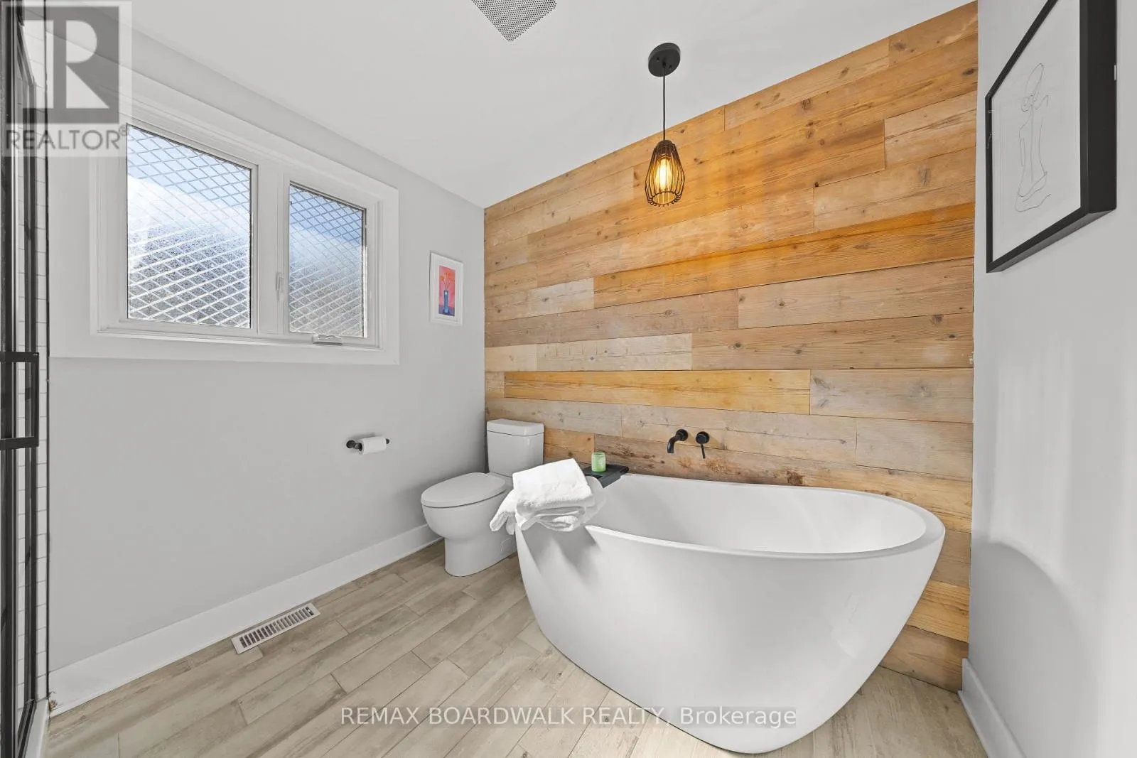 2187 DES PINS STREET