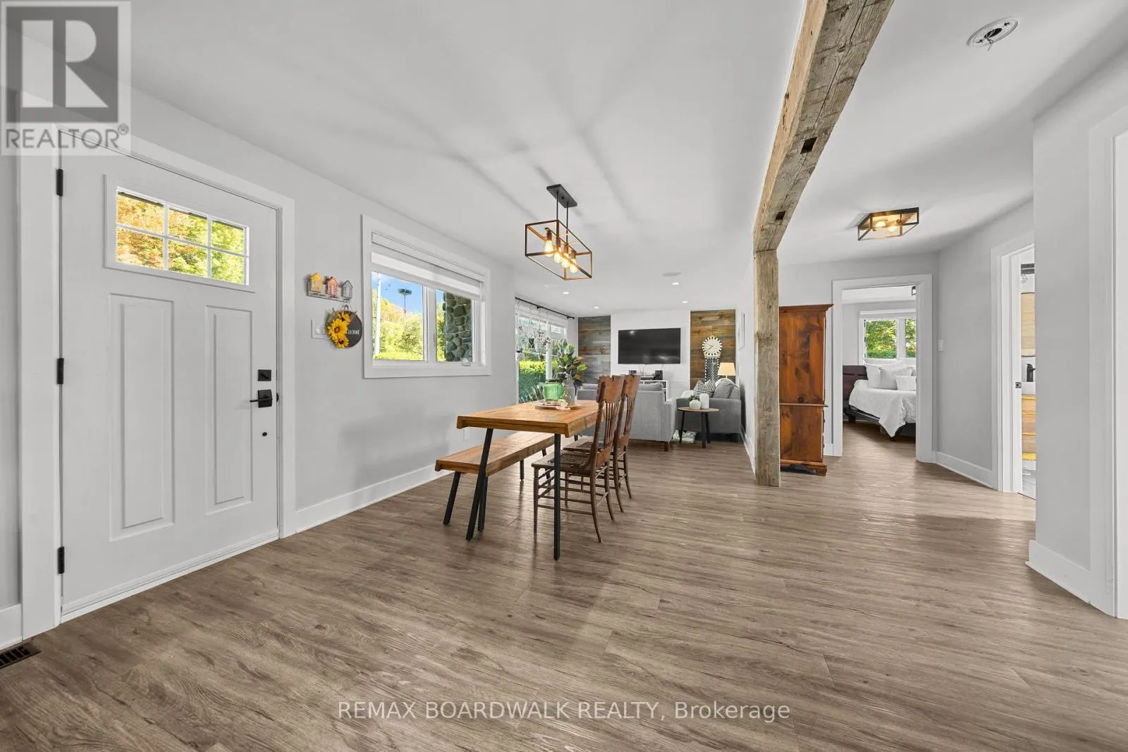 2187 DES PINS STREET