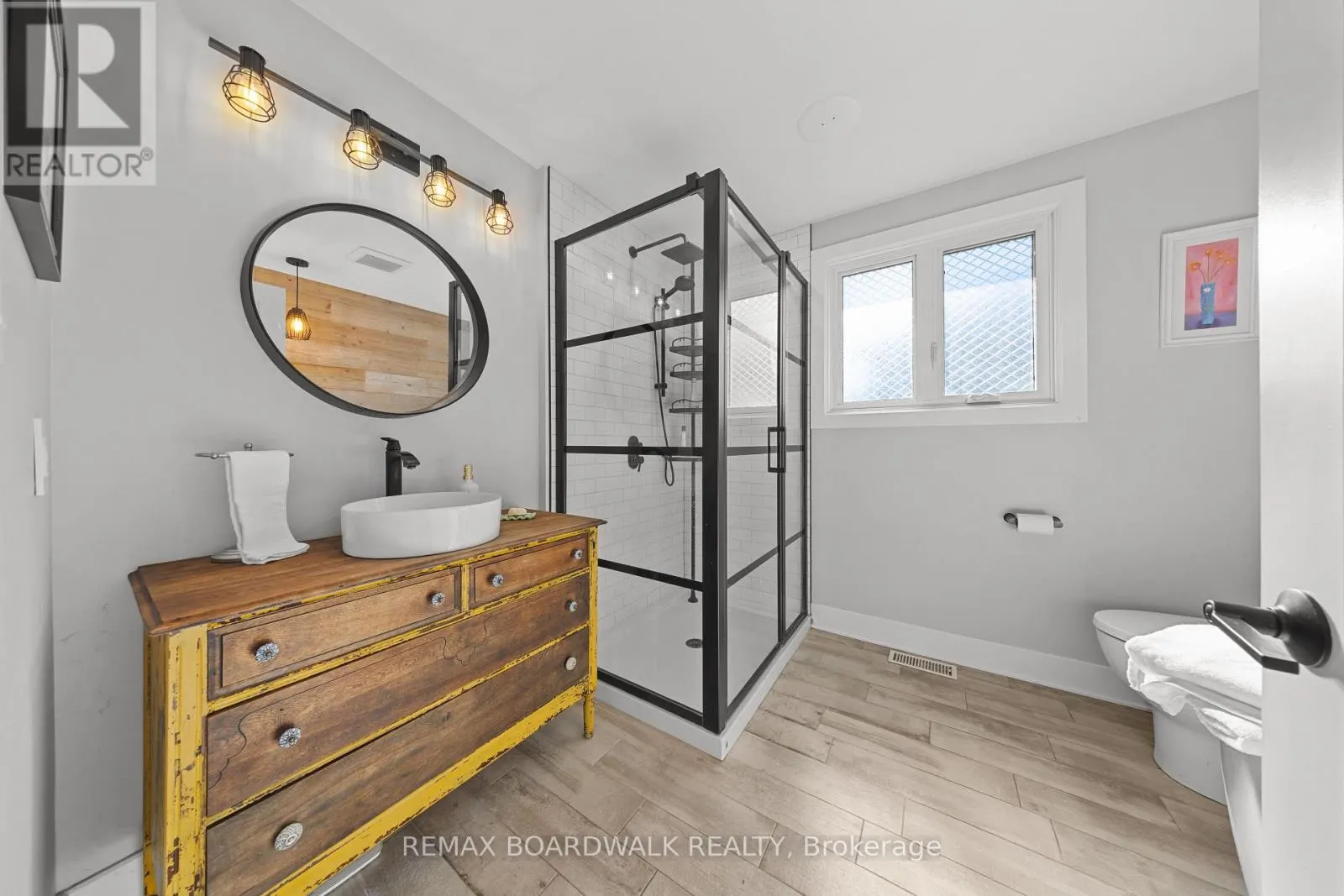 2187 DES PINS STREET
