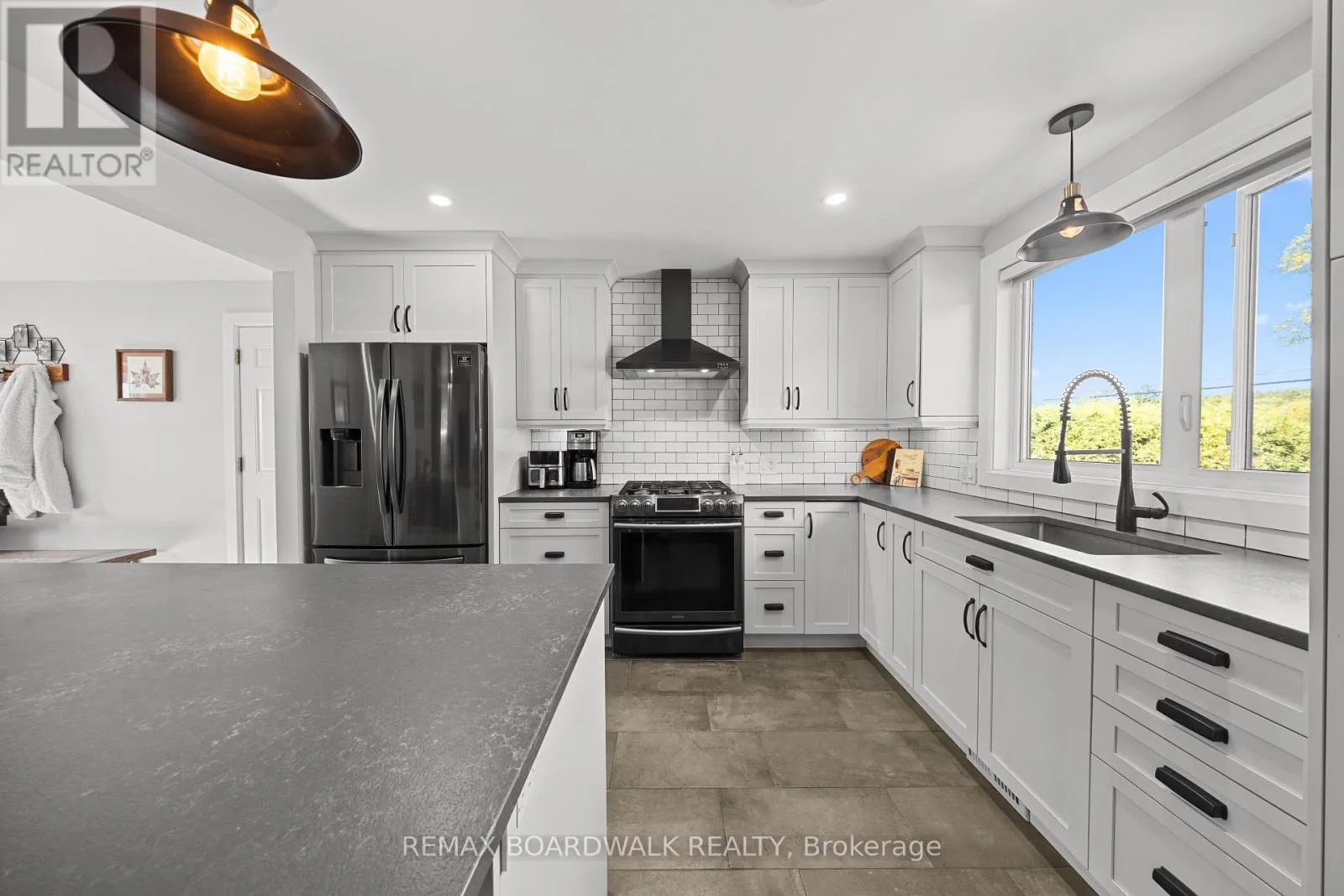 2187 DES PINS STREET